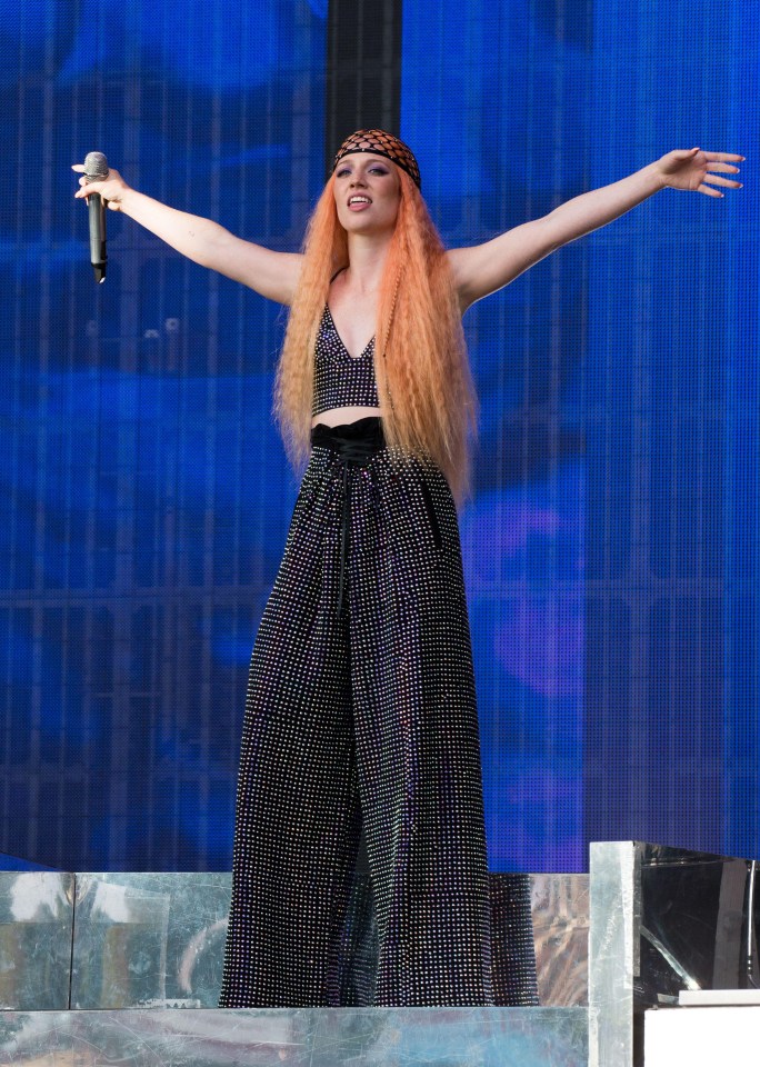 Jess Gylnne at V Festival