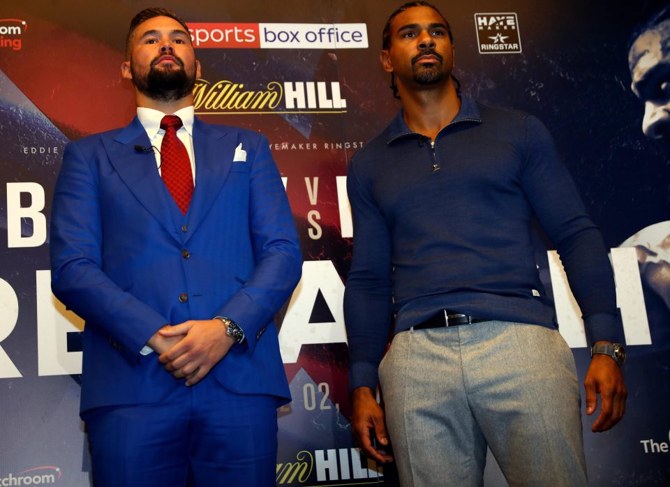  The two boxers posed for photos at the end of the press conference