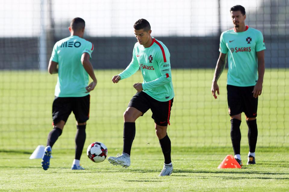  Cristiano Ronaldo has a go at running at his former team-mate Pepe