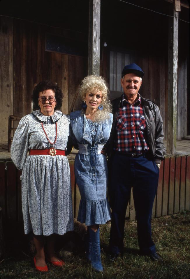  Dolly Parton with her parents Avie Lee and Robert Lee in 1987