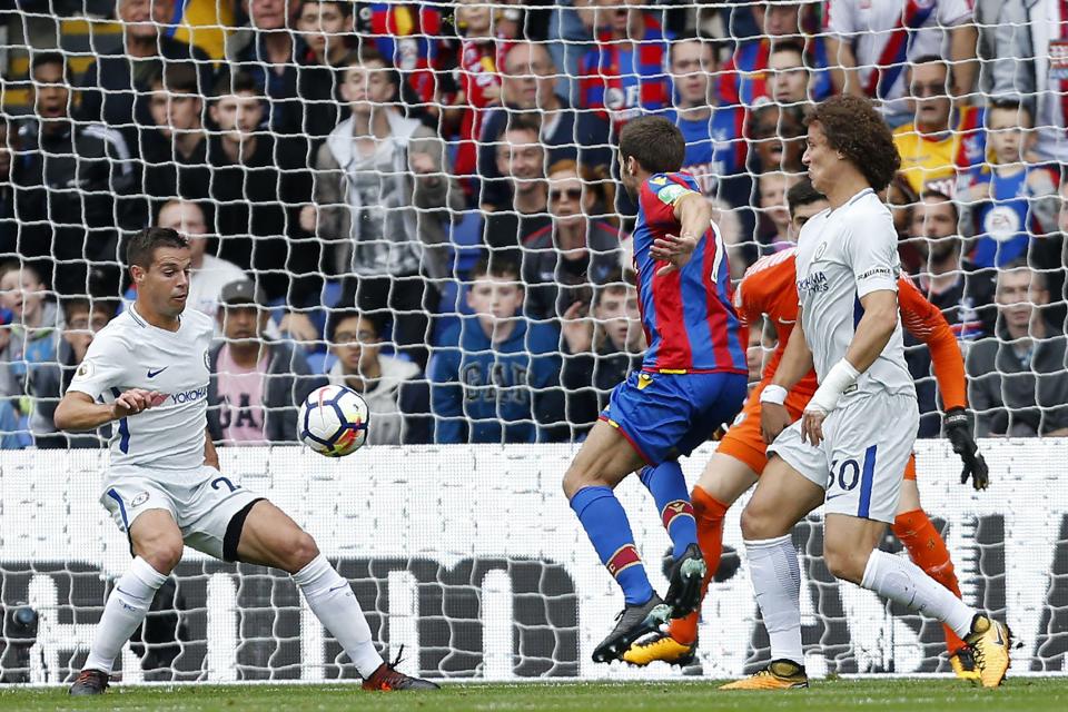  Cesar Azpilicueta turns the ball into his own net as Palace score their first goal of the season