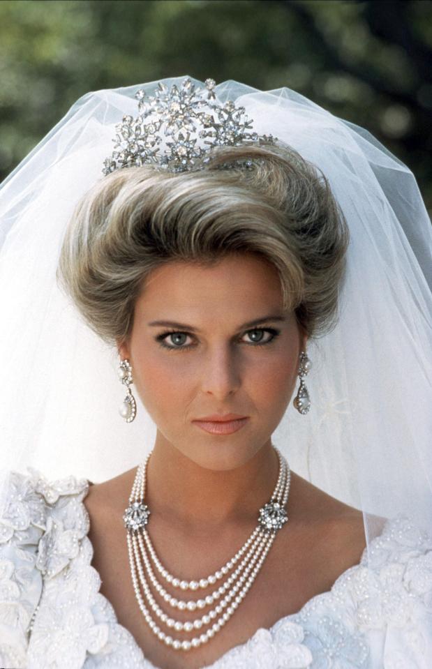  Oxenberg played the character Amanda Carrington on the 1980s TV soap Dynasty