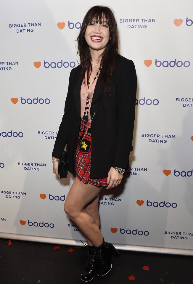  Daisy Lowe showed off her legs in a mini skirt