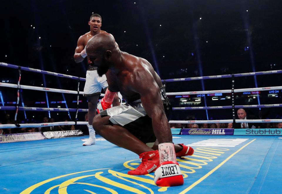  Anthony Joshua sent Carlos Takam to the canvas in the fourth