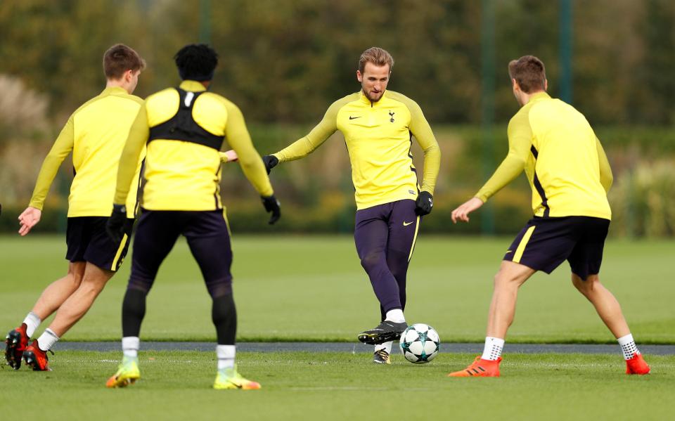  Harry Kane makes a pass in Spurs training