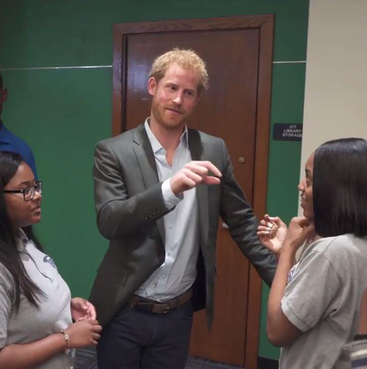  The schoolgirls quizzed the royal about the citys famous Chicago-style pizza during his visit