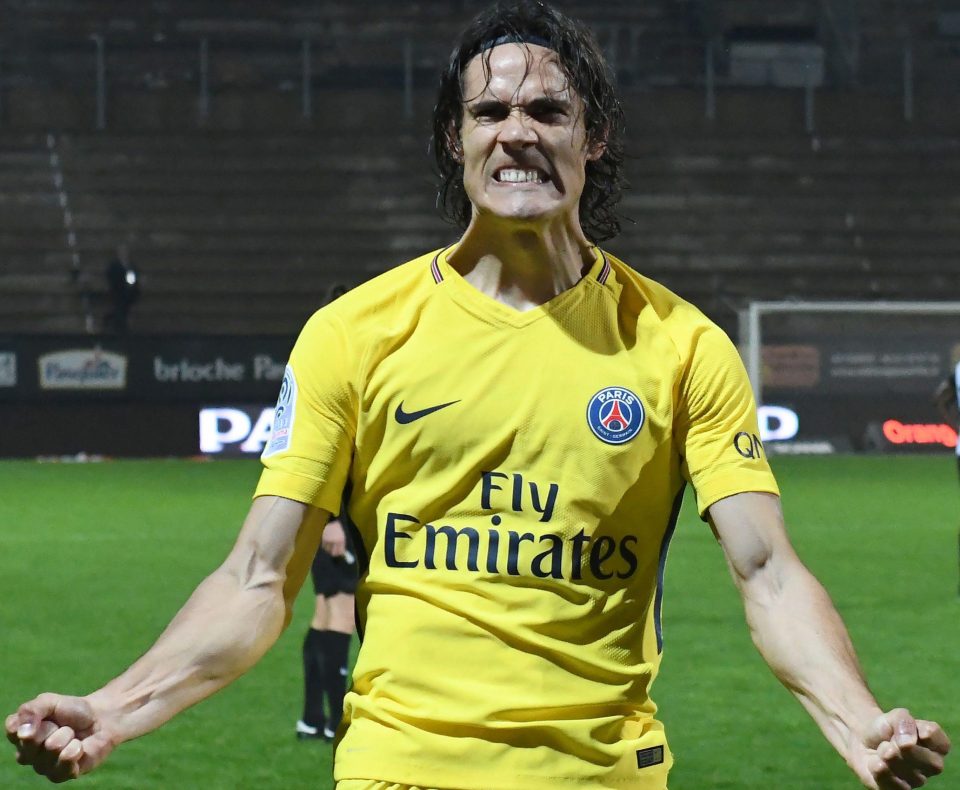  Edinson Cavani heads a powerful PSG attack