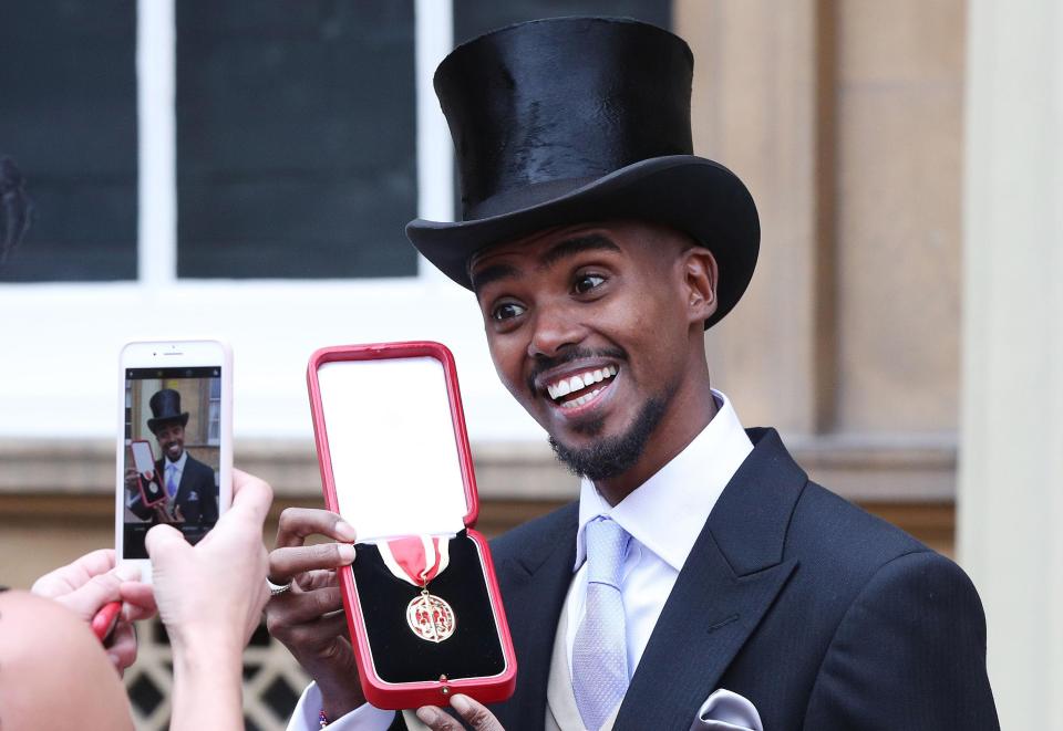  Mo Farah poses for a family snap outside Buckingham Palace