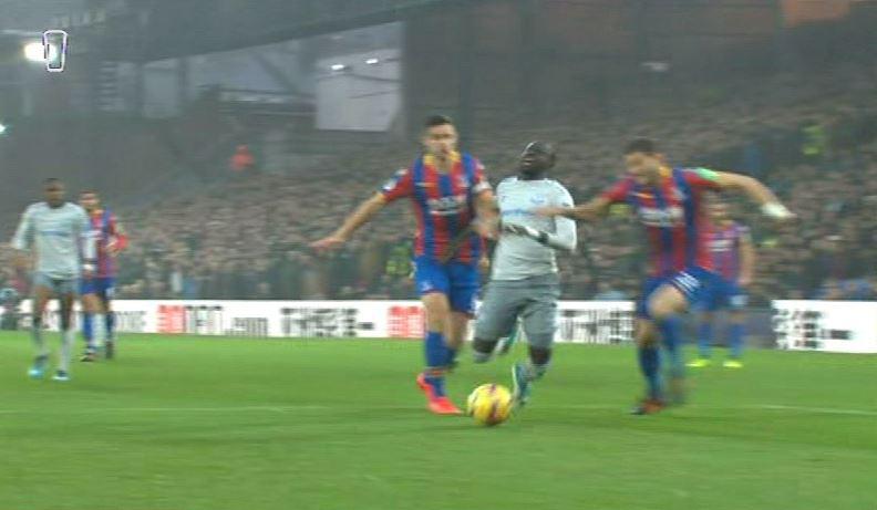  Scott Dann is adamant Oumar Niasse dived to earn a penalty for Everton