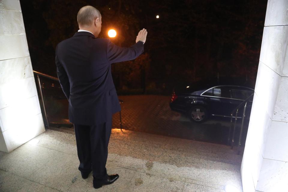 Putin waves Assad goodbye after the four-hour meeting