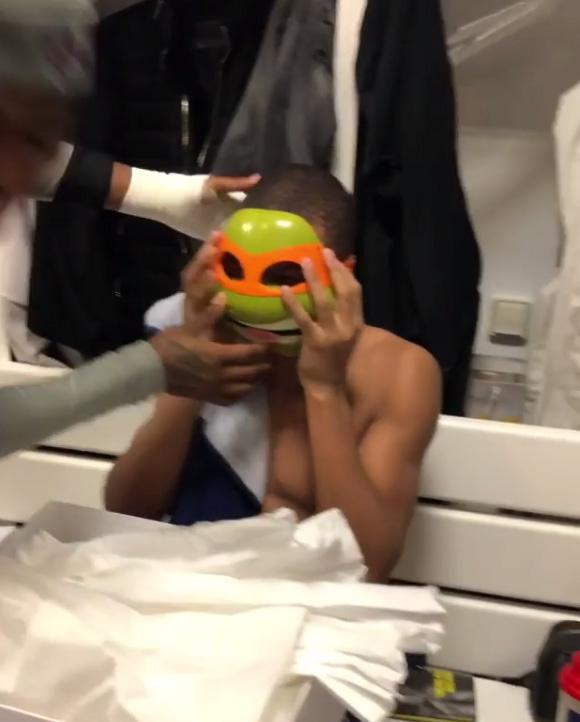  Thiago Silva and the rest of the dressing room can't stop laughing as he opens the gift