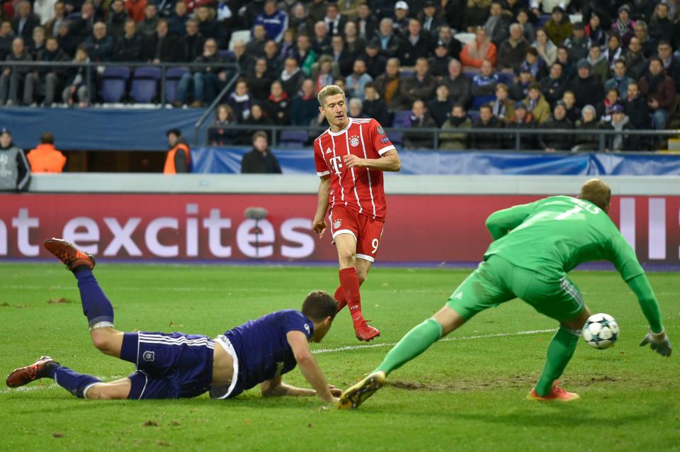  Robert Lewandowski slots home after being left completely unmarked in the area