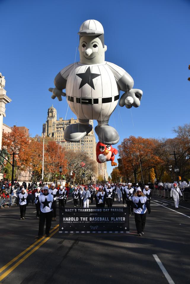  A crowd dragged a huge effigy of a baseball player through Manhattan