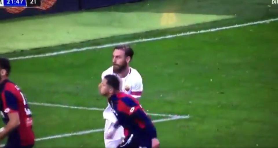  De Rossi's hand meets Lapadula's cheek in the box