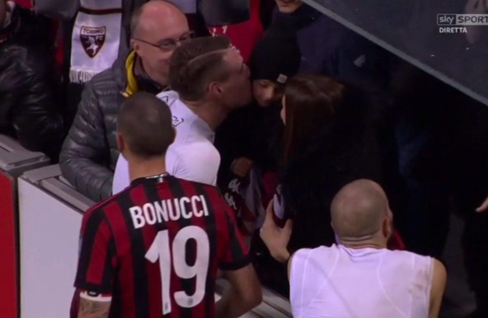 This was the moment Andrea Belotti went to give his shirt to Leonardo Bonucci's son