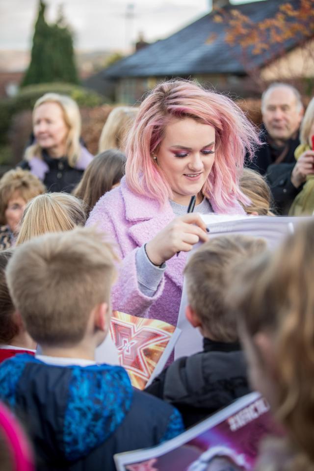  Schoolchildren had arrived with signs and letters for her