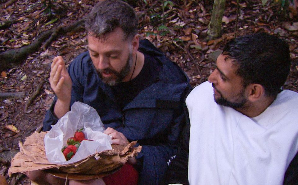  Amir Khan and Iain Lee ate the Dingo Dollar Prize between them on tonight's I'm a Celebrity