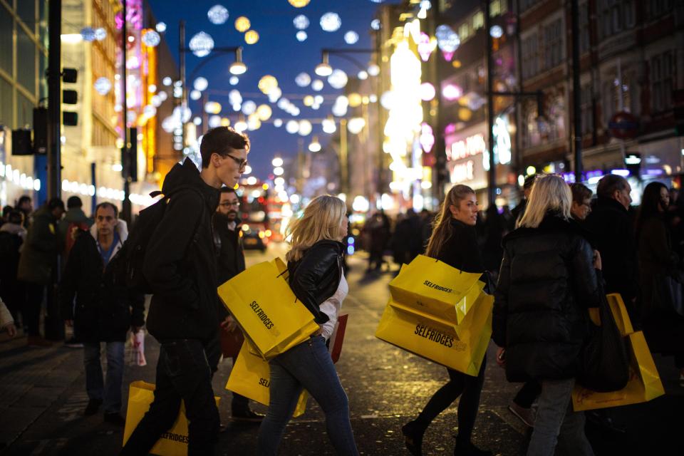 Shoppers are expected to hit the shops today in a bid to make some last minute Christmas shopping 