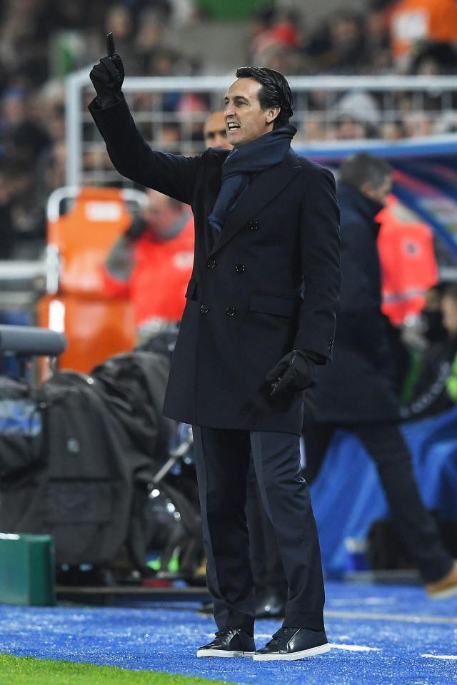  PSG boss Unai Emery instructs from the sideline