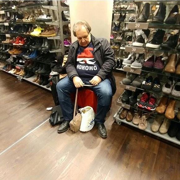  This guys didn‘t face much chance in a shoe shop