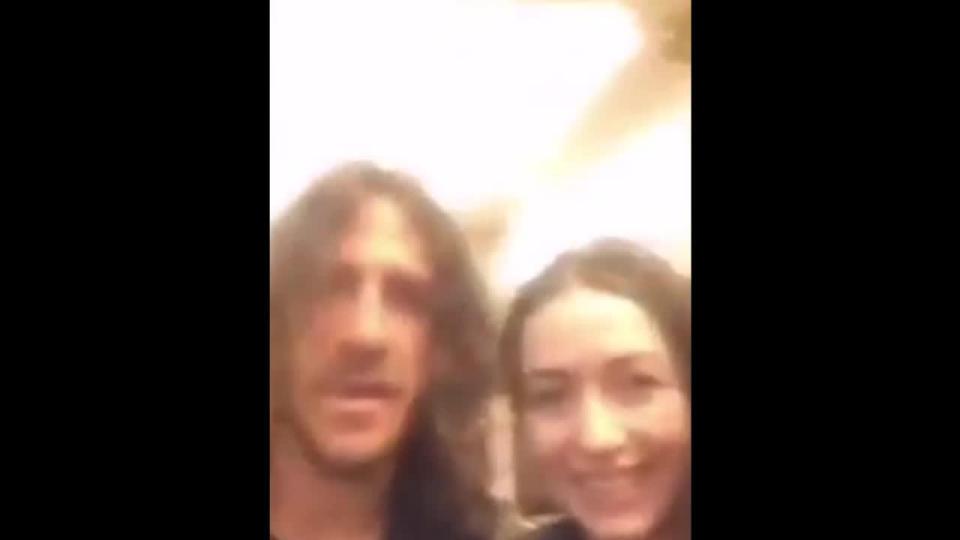  Carles Puyol was met by two female fans in his hotel lobby