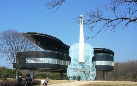  This stunning pairing makes for an eye-catching house built in China