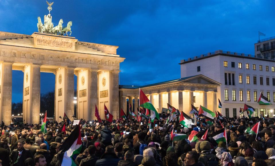  Thousands gathered in the centre of Berlin