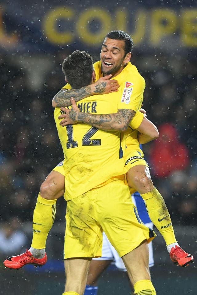  Dani Alves was also on target as PSG defeated Strasbourg 4-2