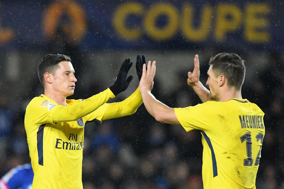  Julian Draxler celebrates after scoring a goal with Paris Saint-Germain's Belgian defender Thomas Meunier (R)