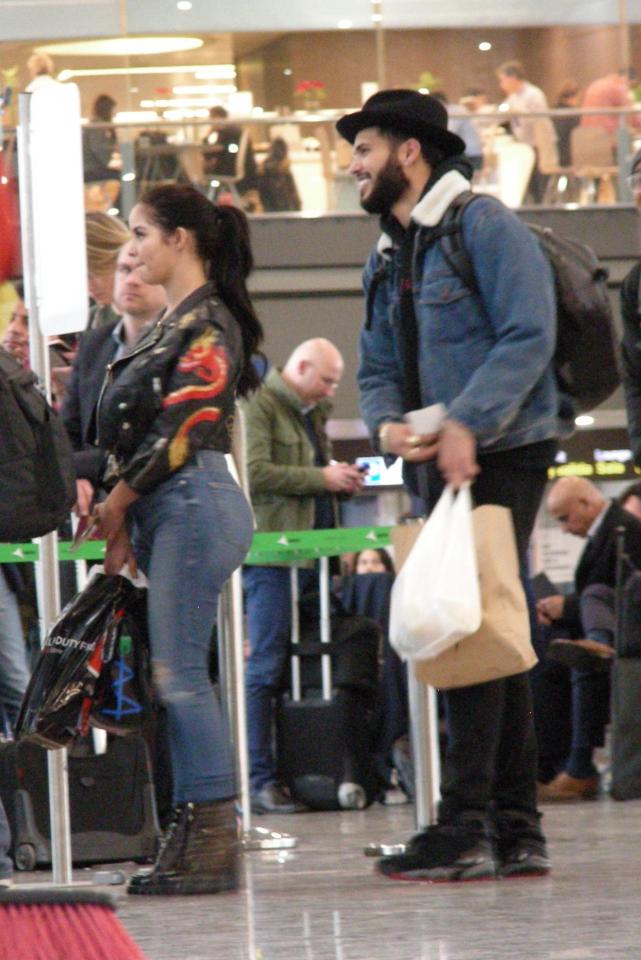  Demi and her mystery man queue to board their flight