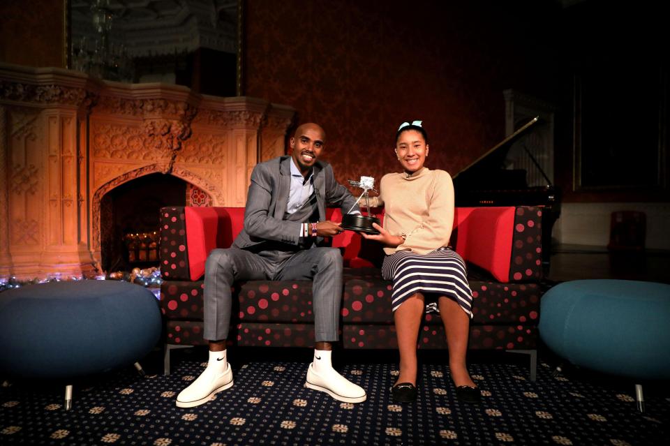  Mo Farah proudly poses with the award with stepdaughter Rhianna