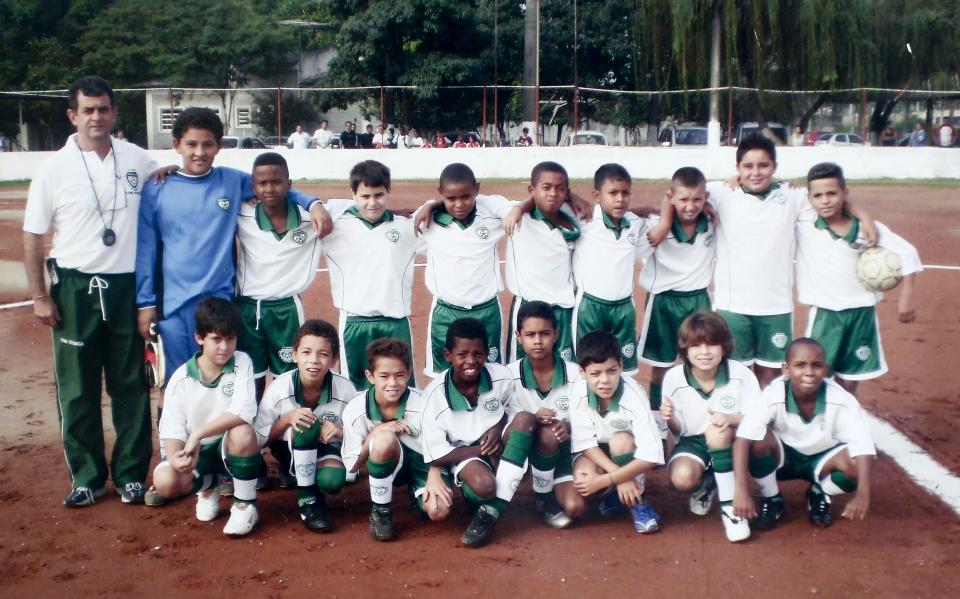  Gabriel Jesus, back row, fifth from the right, with boyhood team Clube Pequeninos do Meio Ambiente