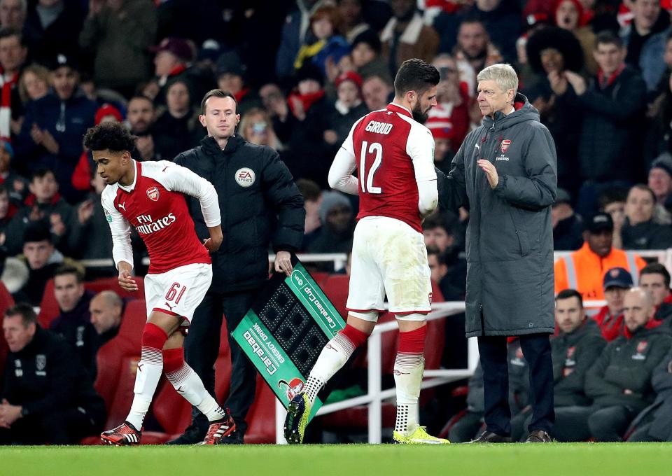  Arsene Wenger consoles Olivier Giroud as he leaves the pitch