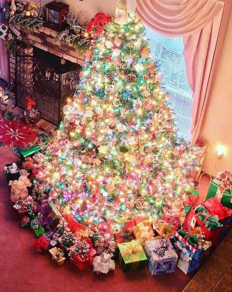  It must have taken hours to decorate this staggeringly tall Christmas tree