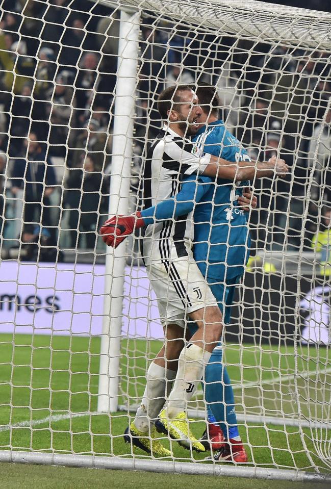  Giorgio Chiellini hugs Wojciech Szczesny after the stopper's late save