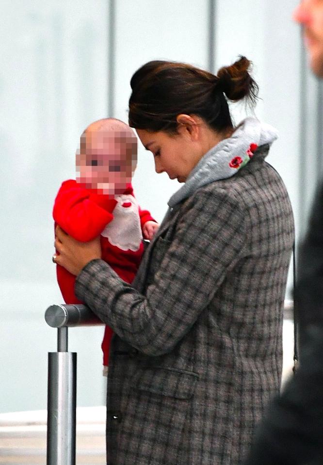  The mum-of-two showered the tot with affection before they boarded their flight