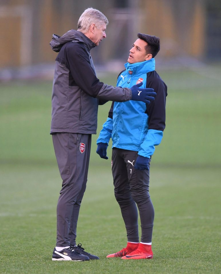  Arsene Wenger gives Alexis Sanchez a stern talking to in Arsenal training