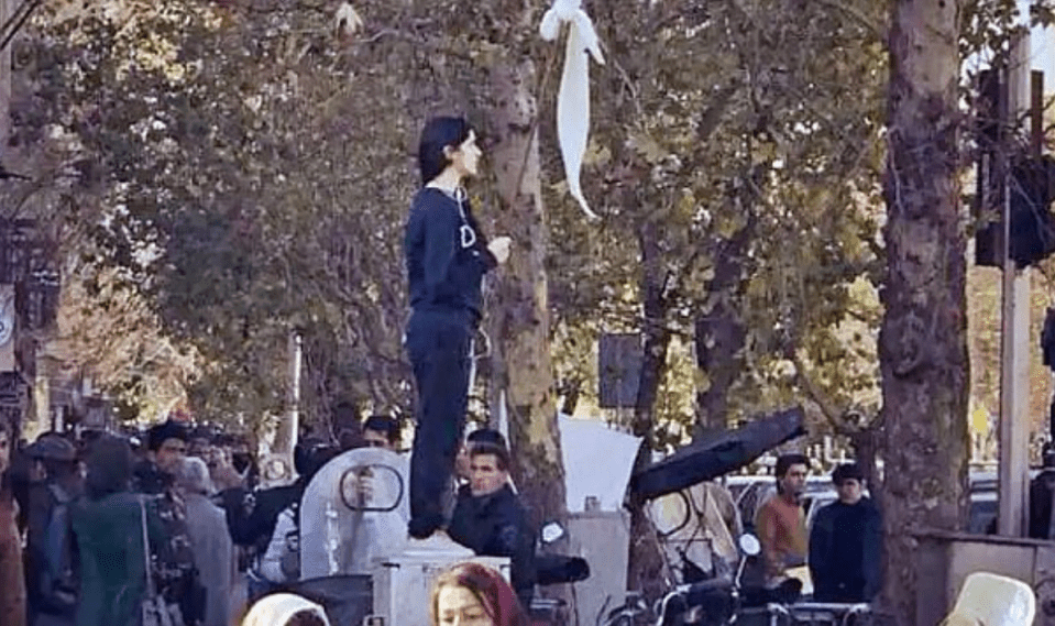  The brave woman removed her hijab in protest