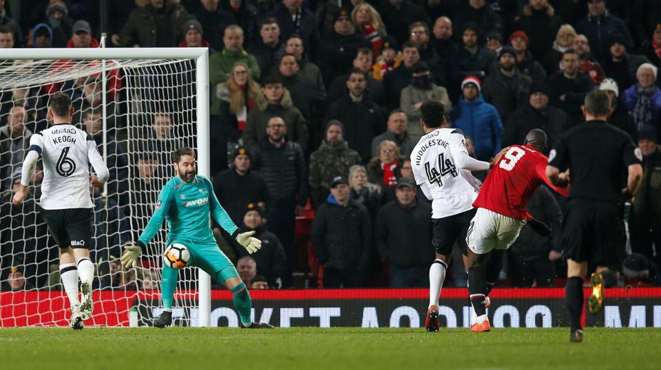  Romelu Lukaku ensured United's passage into the fourth round with a goal at the death