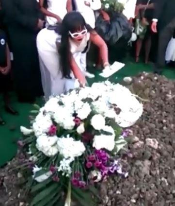 The tearful singer laid a heart-shaped wreath as she bid him a final farewell