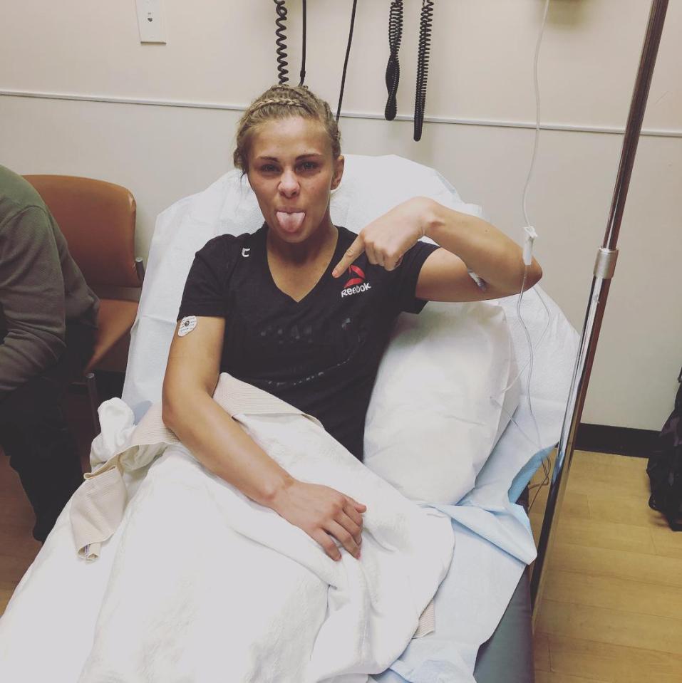  Paige VanZant uploaded a photo of her swollen broken arm laid in a hospital bed