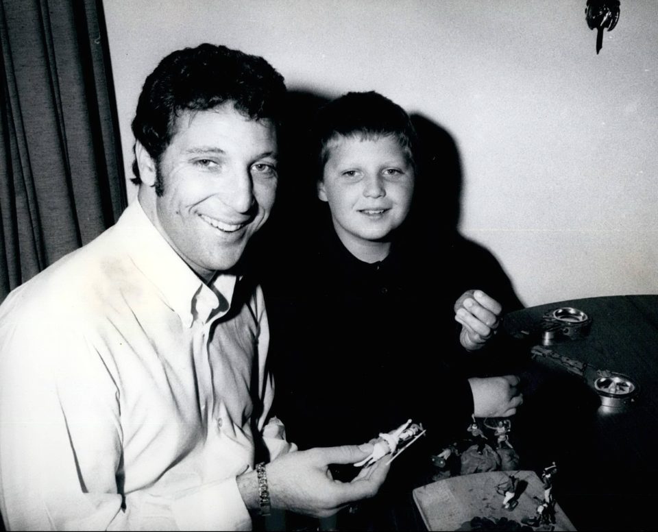  Tom Jones and his wife Linda had one son, Mark