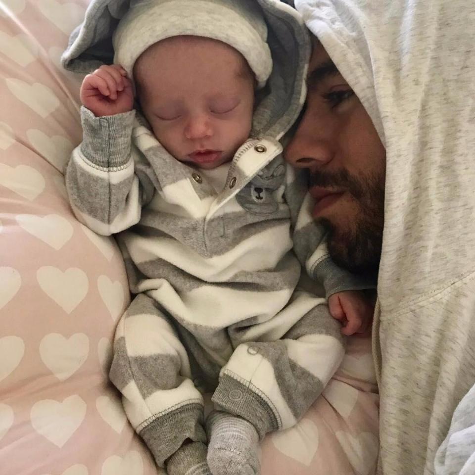  Enrique Iglesias snuggling up to his baby