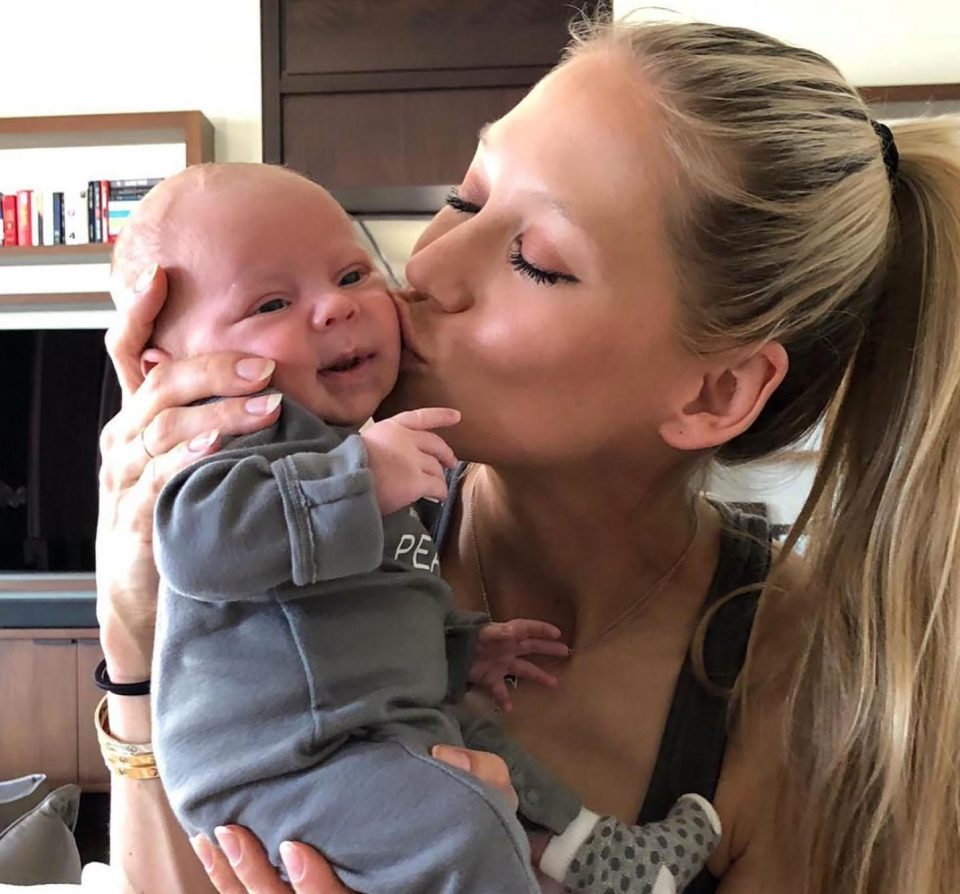  Anna Kournikova planted a kiss on one of their twin boys