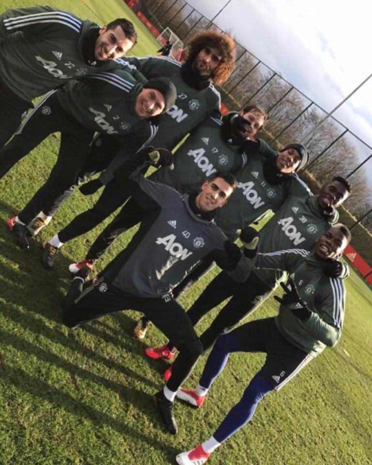  Henrikh Mkhitaryan poses for what could be a farewell picture with his United team-mates