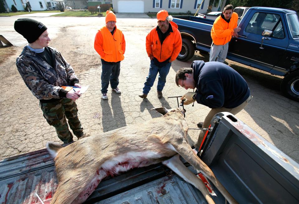 US wildlife authorities collect samples in a bid to combat the spread of the disease