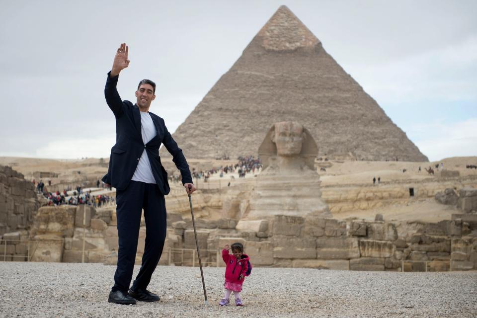  The world's tallest man and the world's shortest women have met up in Egypt