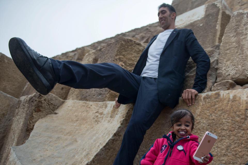  The pair posed in front of the pyramids as part of the Egyptian tourist boards latest campaign