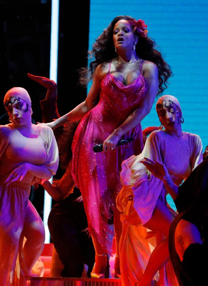  Rihanna put on her sexiest ever performance at the Grammys