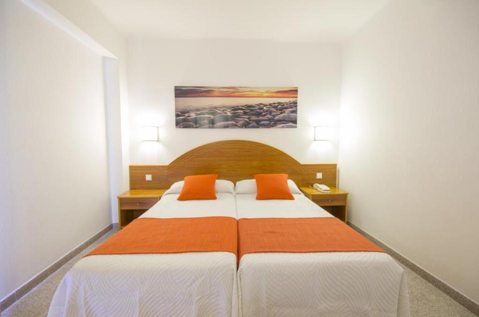  Hotel Brisa offers reasonably-prices rooms and in a good location